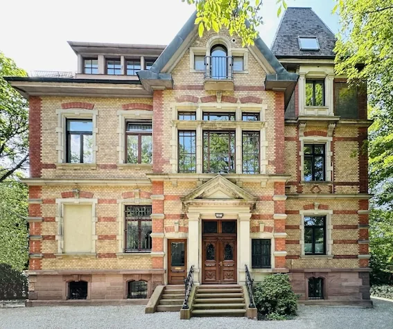 Das Praxisgebäude in der Hochmeisterstraße 7 in Freiburg